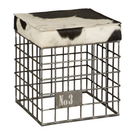 Metalen kruk met koeienvacht